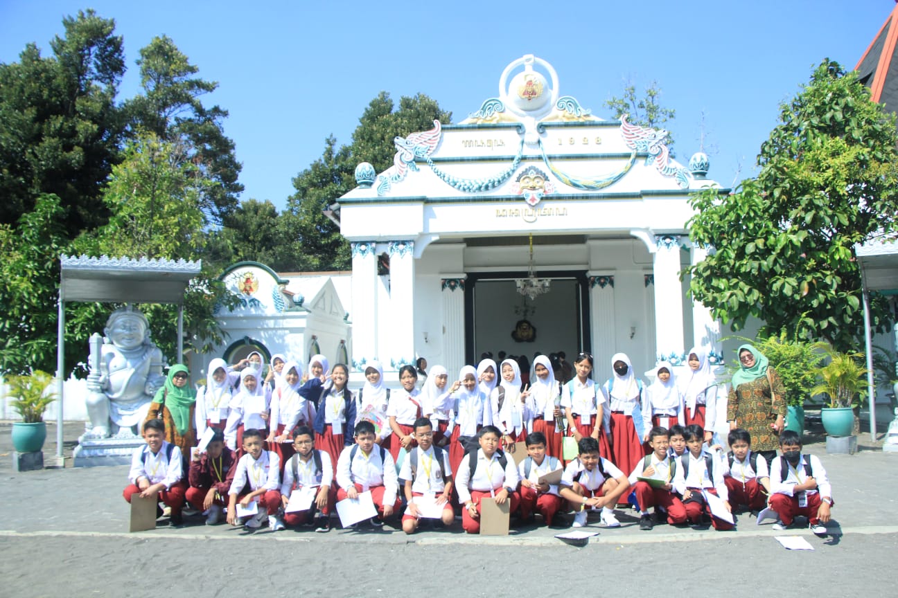 Masa Pengenalan Lingkungan Sekolah {MPLS}